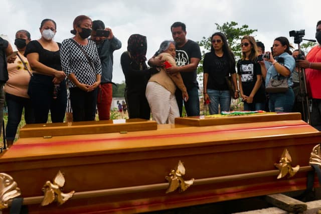 Los familiares de la periodista asesinada Yesenia Mollinedo lloran su pérdida durante el funeral, celebrado en el panteón municipal Miguel Hidalgo, en Minatitlán, estado de Veracruz, México, el 11 de mayo de 2022. Imagen de archivo (ÁNGEL HERNÁNDEZ/AFP vía Getty Images)