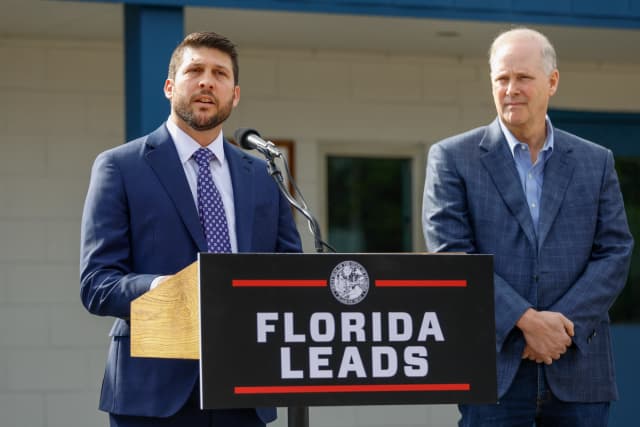 El fiscal general de Florida, James Uthmeier (izquierda), habla en una conferencia de prensa en el Deportation Depot de Sanderson, Florida, el 5 de enero de 2026. (Natasha Holt para The Epoch Times)