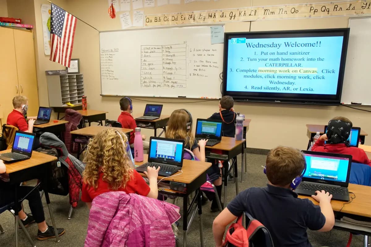 A pesar del regreso a la enseñanza presencial, las escuelas siguen utilizando dispositivos para la instrucción en el salón de clases. (George Frey/Stringer/Getty)