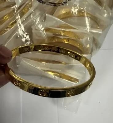 Los agentes fronterizos incautaron 875 piezas de joyería falsificada procedentes de Hong Kong. Los artículos falsificados, que llevaban marcas de diseñadores populares como Cartier, fueron incautados en Indianápolis el 18 de agosto de 2026. EE. UU. (Servicio de Aduanas y Protección Fronteriza)