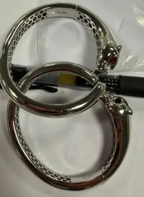 Agentes fronterizos incautaron un gran cargamento de artículos falsificados procedentes de Hong Kong, incluidos estos aretes Cartier falsos, en Indianápolis el 18 de agosto de 2026. (Servicio de Aduanas y Protección Fronteriza de EE. UU.)