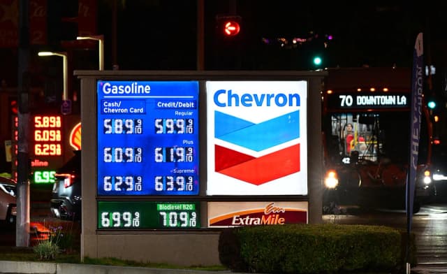 Precios de crudo estadounidense amplían sus pérdidas mientras el mercado petrolero "sigue en el limbo"