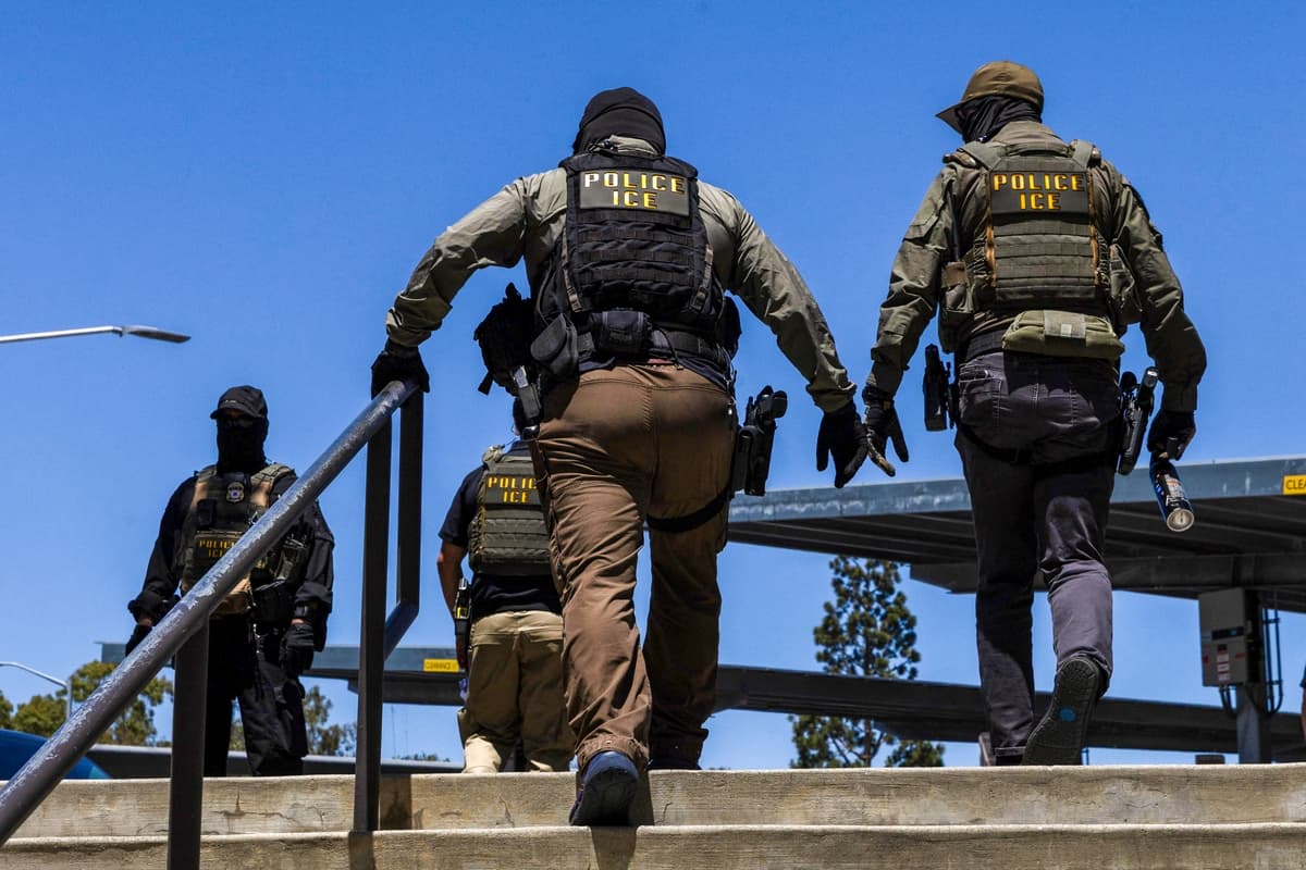Agentes de Inmigración y Control de Aduanas caminan frente al Centro de Gobierno del Condado de Ventura en Ventura, California, el 27 de julio de 2026. (Blake Fagan/AFP vía Getty Images)