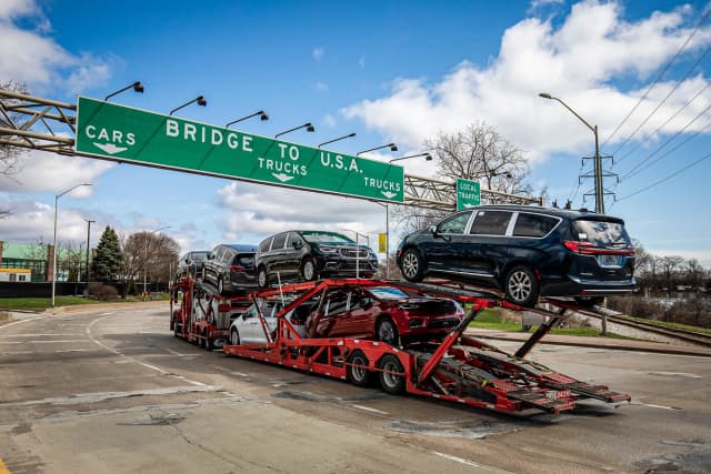 Un camión transportador de autos se dirige hacia el Puente Ambassador para cruzar a Detroit, Michigan, desde Windsor, Ontario, el 1 de abril de 2025. (Bill Pugliano/Getty Images)
