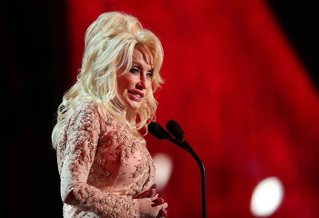 Trump ordena banderas a media asta durante una semana tras la muerte de Dolly Parton