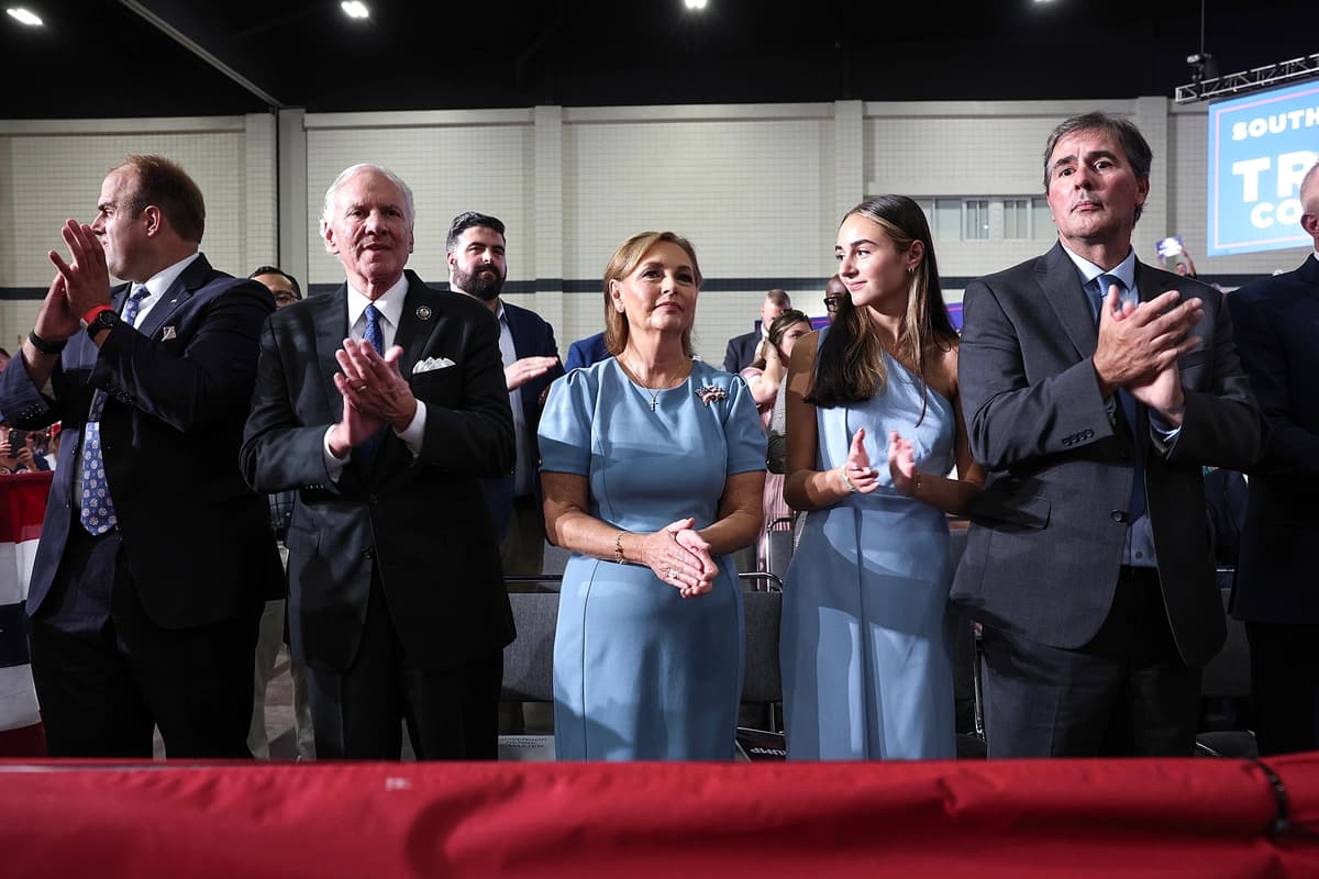 La senadora Darline Graham (R-SC) (en el centro) escucha mientras el presidente de Estados Unidos, Donald Trump, habla durante un mitin de campaña el 21 de agosto de 2026 en Myrtle Beach, Carolina del Sur. (Win McNamee/Getty Images)
