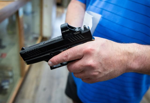 Clientes compran armas de fuego en San Diego el 30 de mayo de 2024. (John Fredricks/The Epoch Times)
