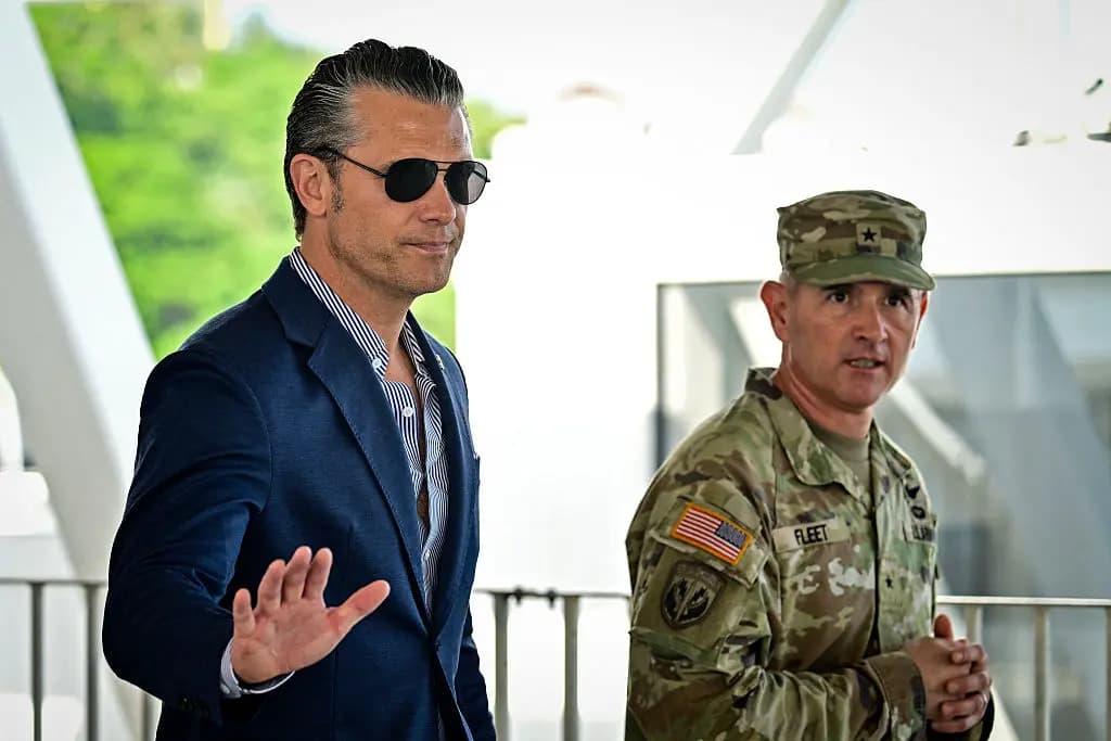 El secretario de Guerra de EE. UU., Pete Hegseth (izquierda), llega a la ceremonia de clausura de los ejercicios militares multinacionales "Panamax 2026" en la Ciudad de Panamá, el 13 de agosto de 2026. (Martin Bernetti/AFP vía Getty Images)