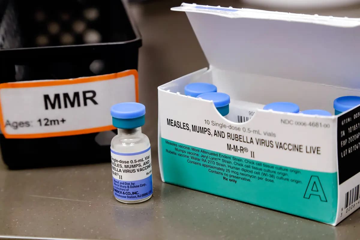Se muestra una dosis de la vacuna contra el sarampión, las paperas y la rubéola en las clínicas de Neighborcare Health ubicadas en la Escuela Secundaria de la Isla Vashon, en la Isla Vashon, Washington, el 15 de mayo de 2019. (Elaine Thompson/The Associated Press).