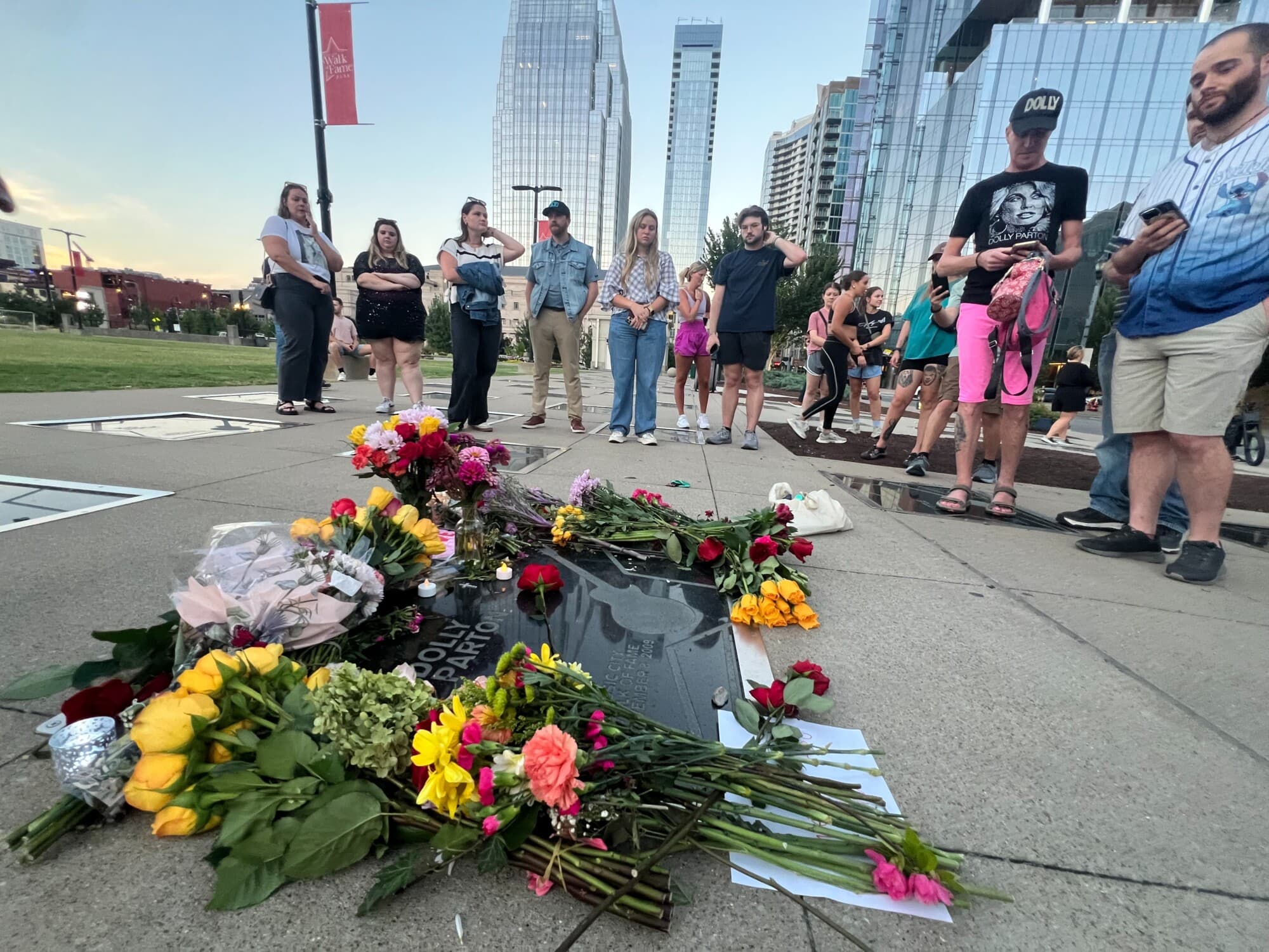 Fans conmovidos rinden homenaje a Dolly Parton en su estrella del Paseo de la Fama de la Música de Nashville tras su fallecimiento el 25 de agosto de 2026. (Jacki Thrapp/The Epoch Times).