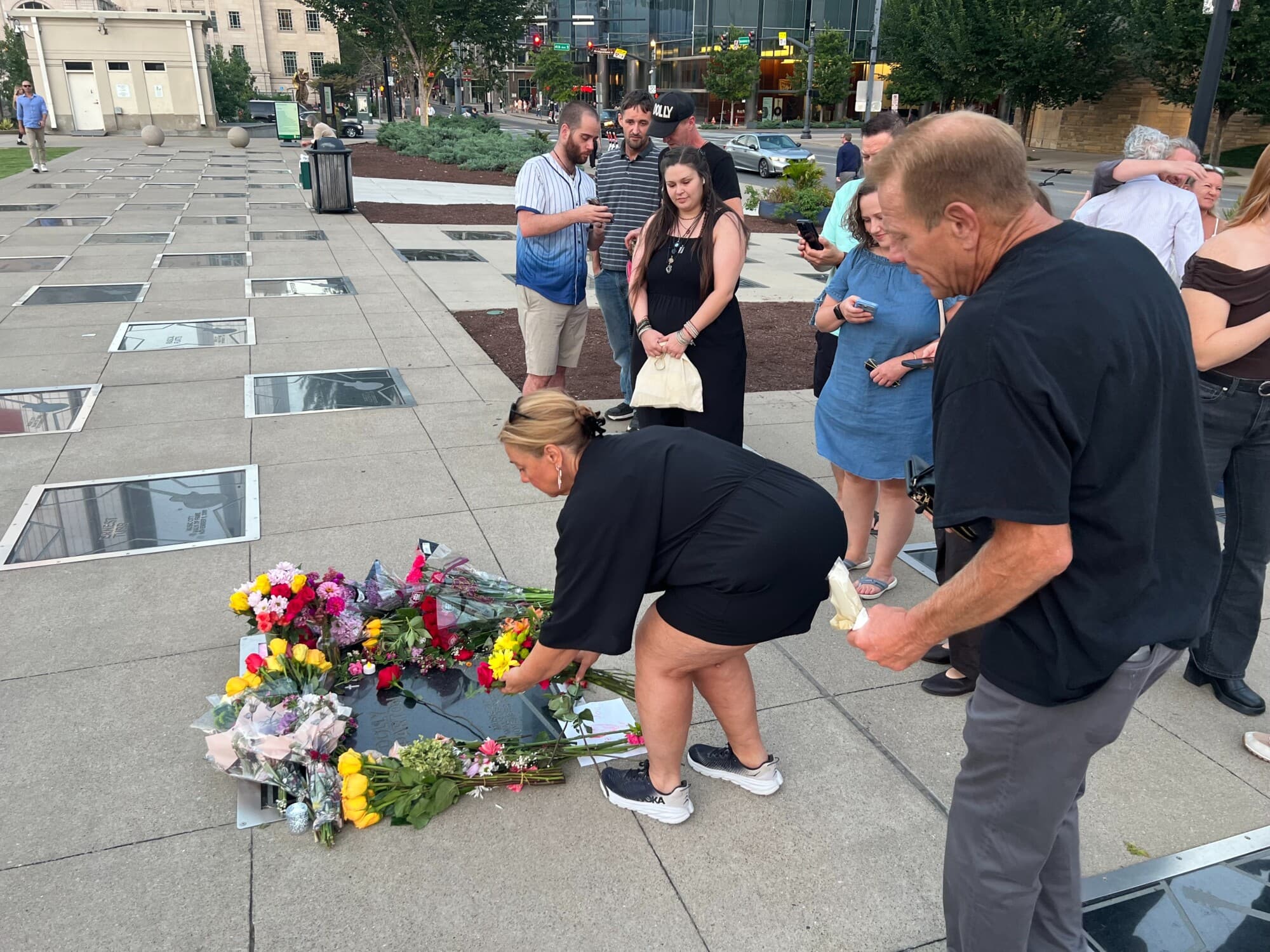 Melissa Ledbetter deposita un ramo de flores en la estrella de Dolly Parton en el Paseo de la Fama de Music City y susurra "te quiero, Dolly", en Nashville el 25 de agosto de 2026. (Jacki Thrapp/The Epoch Times).
