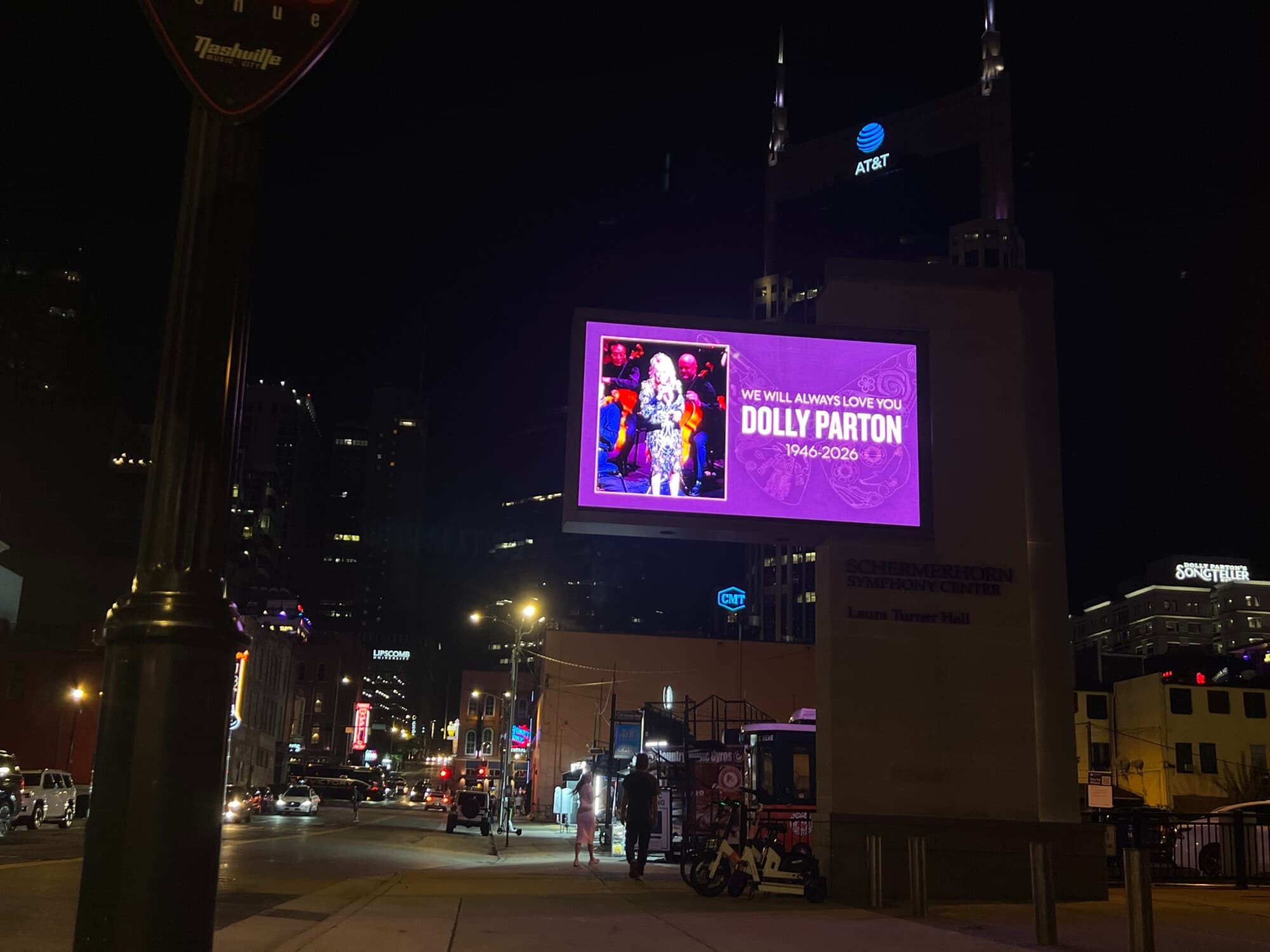 El Centro Sinfónico Schermerhorn rinde homenaje a Dolly Parton tras el fallecimiento de la pionera artista en Nashville el 25 de agosto de 2026. (Jacki Thrapp/The Epoch Times).
