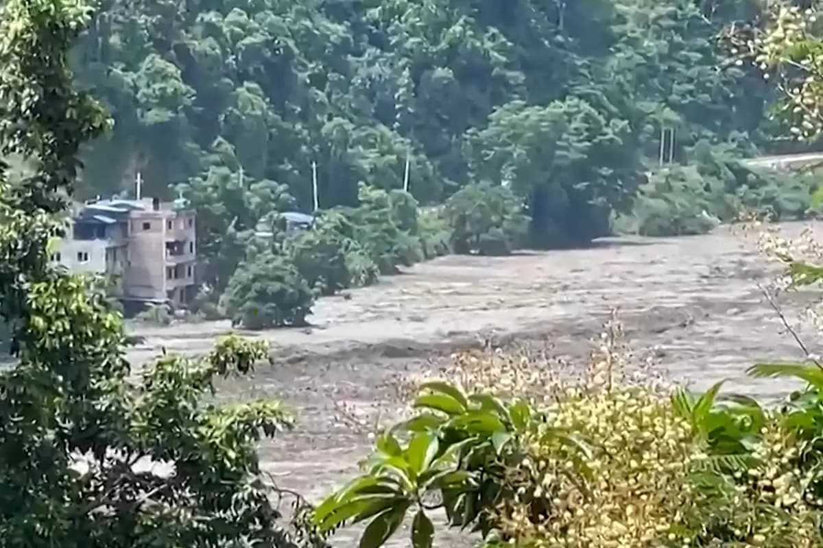 Esta captura de pantalla de un video de AFPTV grabado el 26 de agosto de 2026 muestra un torrente de agua fangosa que se precipita por el río Trishuli tras las inundaciones repentinas ocurridas en Galchhi, en el distrito de Dhading, en Nepal. (Sanjaya Shrestha / AFP vía Getty Images).