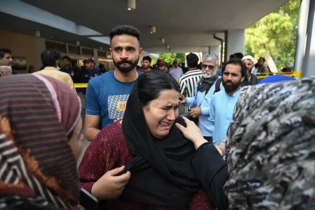 Jaweria (C), quien afirmó haber perdido a su hijo en el incendio, reacciona tras el siniestro ocurrido en el pabellón de Salud Materno-Infantil del Hospital del Instituto de Ciencias Médicas de Pakistán, en Islamabad, el 26 de agosto de 2026. (Aamir Qureshi/AFP vía Getty Images).
