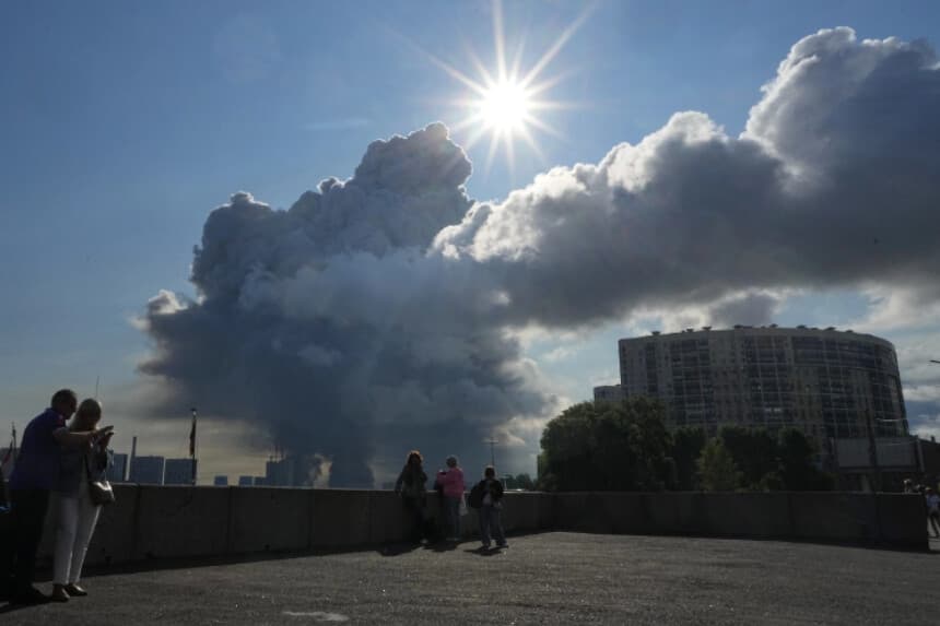 El humo se eleva tras un ataque con drones ucranianos contra un almacén perteneciente a la tienda online Wildberries, en San Petersburgo, Rusia, el 24 de julio de 2026. (UGC vía AP).