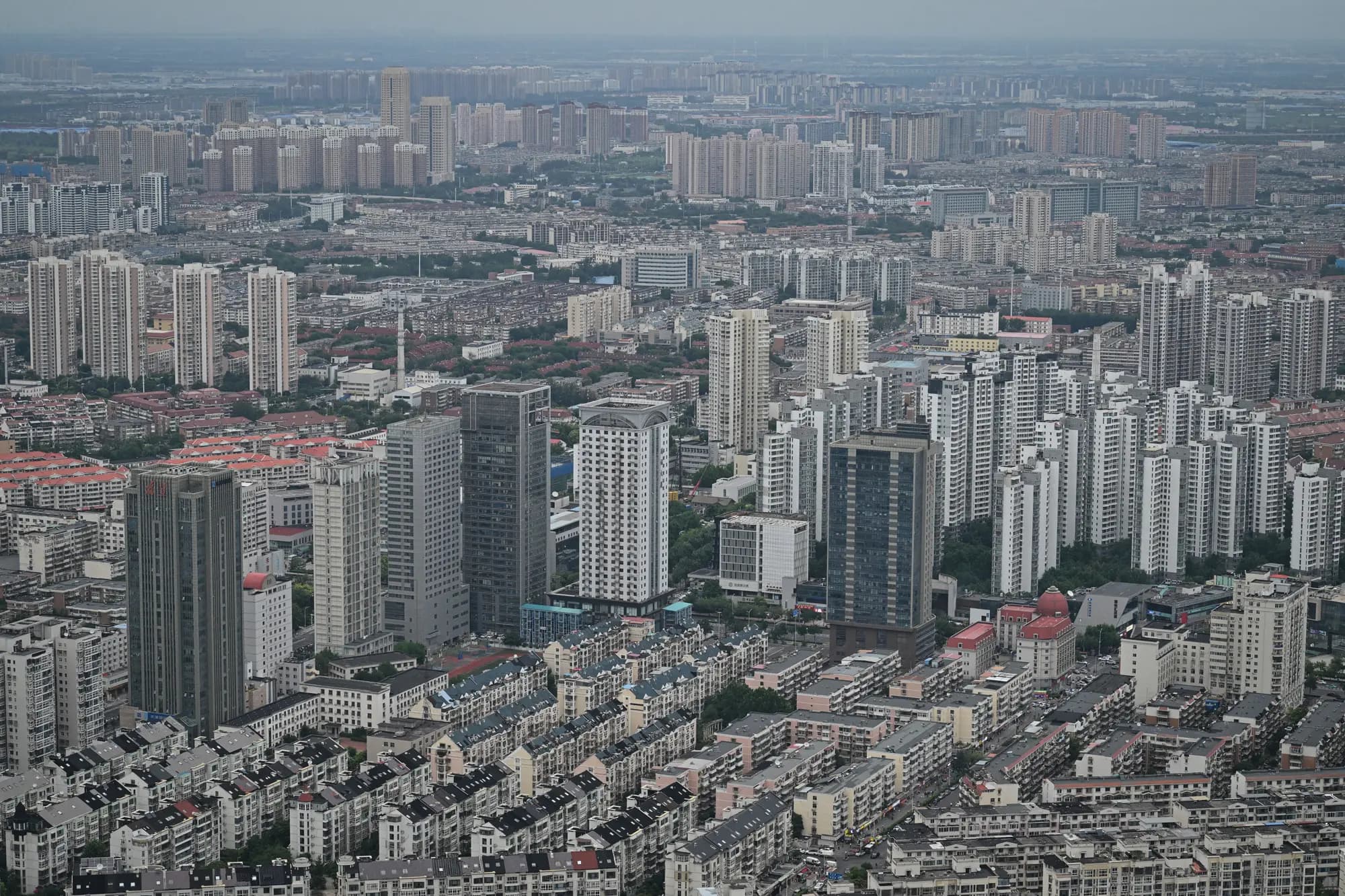 <em>Edificios de oficinas y apartamentos en Tianjin, China, el 14 de julio de 2026. (Adek Betty/AFP vía Getty Images).</em>