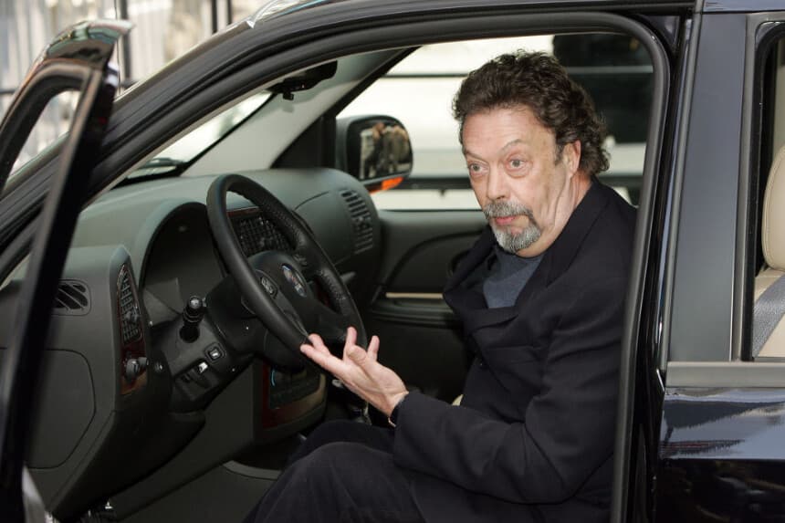 El actor Tim Curry se sienta en un nuevo SUV Saab antes de la foto de grupo de los nominados a los premios Tony de 2005 en Times Square, el 18 de mayo de 2005, en Nueva York. (Foto de Scott Gries/Getty Images)