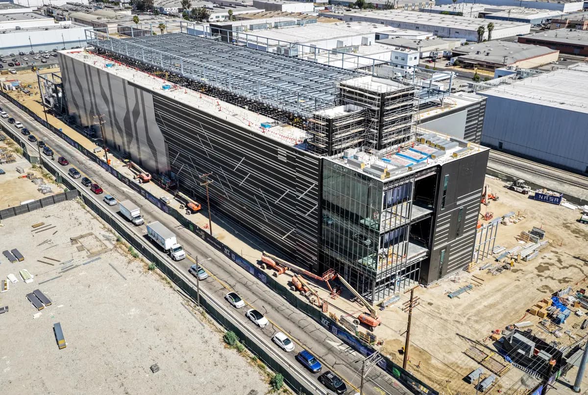 Un centro de datos de tres niveles y 49.5 megavatios en construcción en Vernon, California, el 8 de julio de 2026. El aumento en la demanda de infraestructura de inteligencia artificial está impulsando un auge de los centros de datos en América del Norte y en todo el mundo. (Mario Tama/Getty Images).