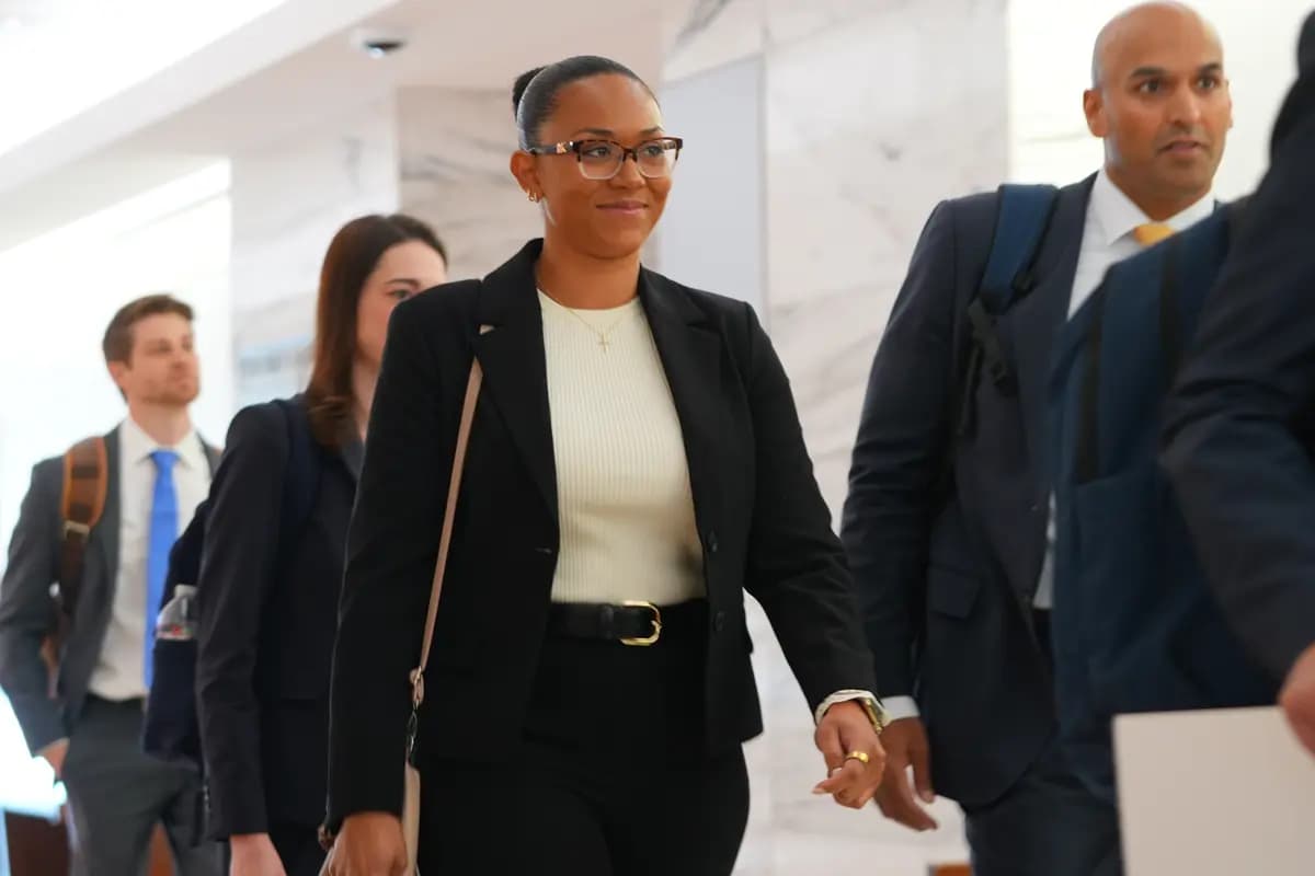 McKenna West (izquierda) llega con su equipo legal a una audiencia judicial en Dallas el 25 de agosto de 2026. (LM Otero/AP).