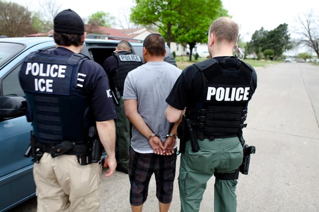 Agentes del Servicio de Inmigración y Control de Aduanas (ICE) arrestan a un presunto inmigrante ilegal durante una operación en Baltimore, Maryland, en esta foto de archivo. ICE.