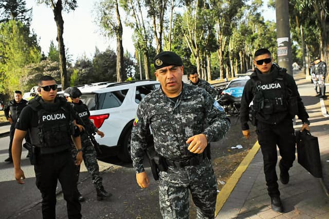 Pablo Dávila (C), jefe de la Policía, en el sur de Quito, el 4 de agosto de 2026. (Rodrigo BUENDÍA / AFP vía Getty Images)