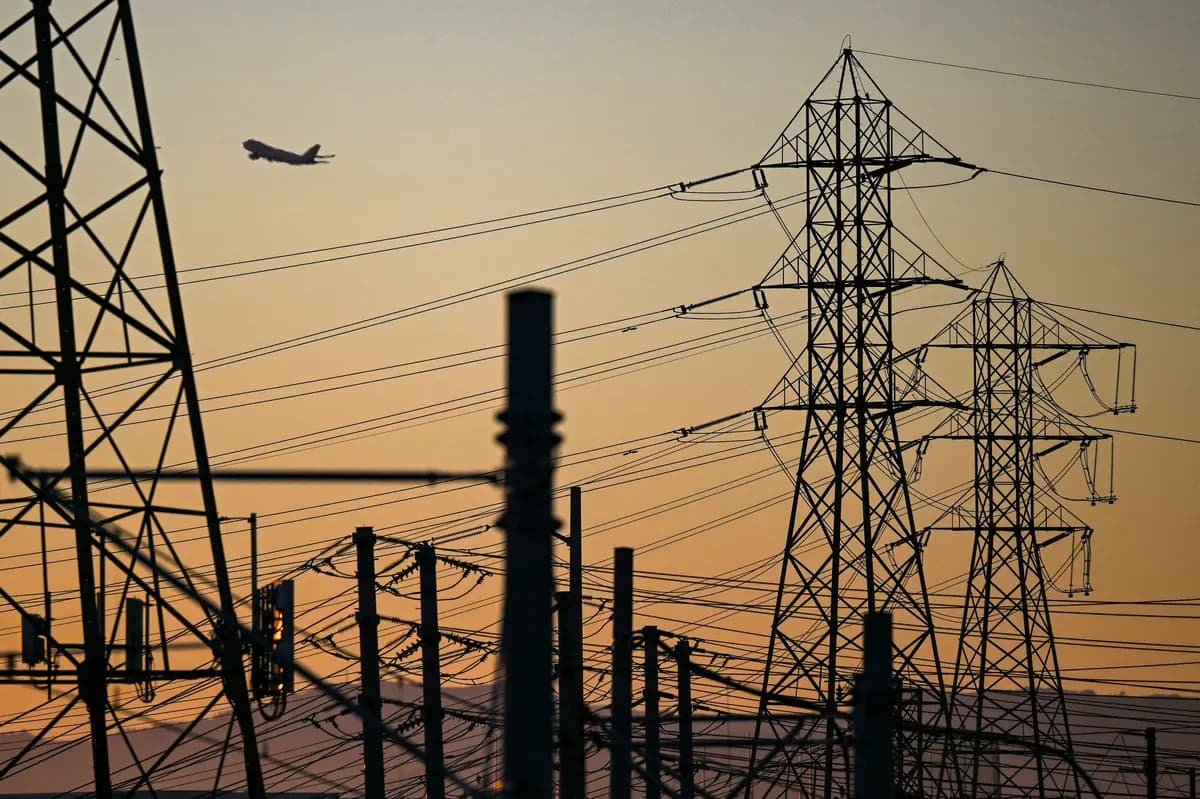 <em>Un avión despega del Aeropuerto Internacional de Los Ángeles detrás de líneas eléctricas en El Segundo, California, el 31 de agosto de 2022. (Patrick T. Fallon/AFP vía Getty Images).</em>