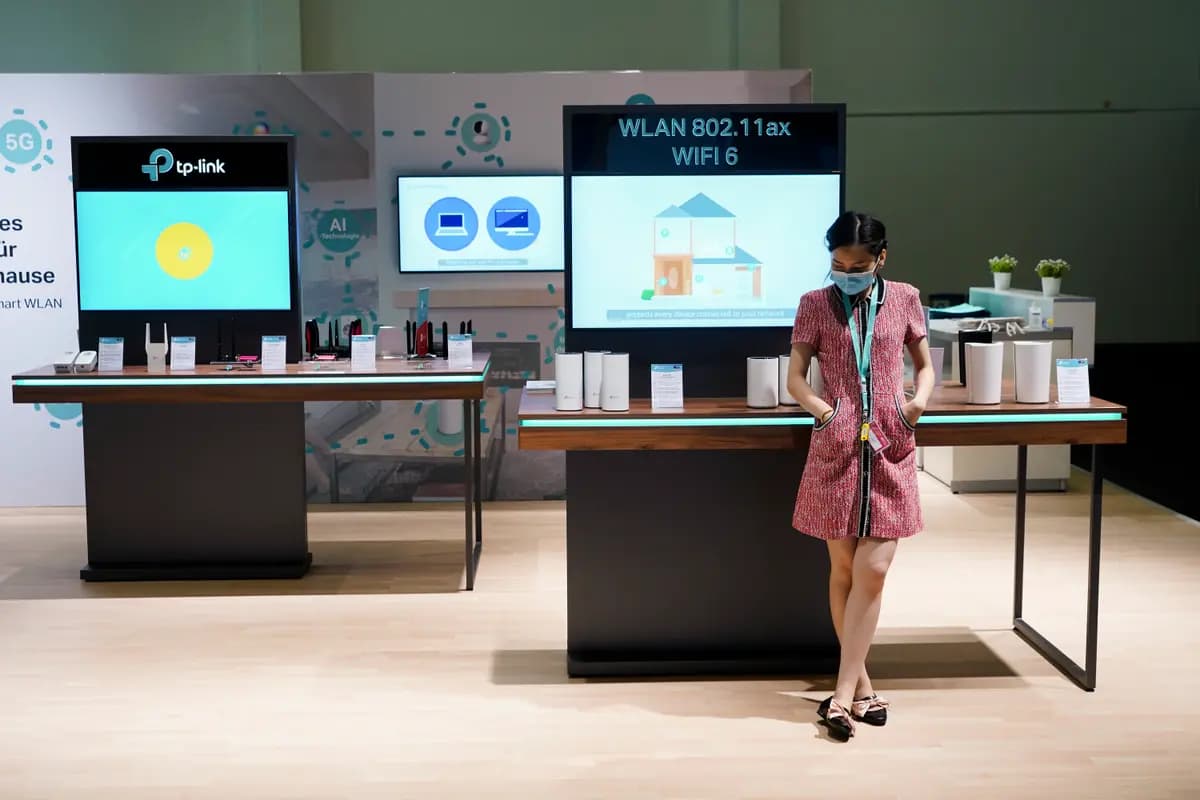 Una anfitriona espera a los visitantes en el stand de TP-Link en la feria IFA 2020 Special Edition de electrónica de consumo y electrodomésticos, el día de la inauguración en Berlín, Alemania, el 3 de septiembre de 2020. (Sean Gallup/Getty Images)
