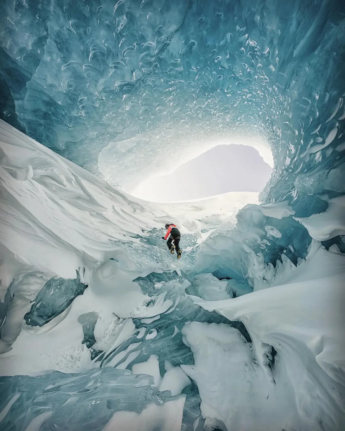 Entre las fotografías de cuevas de hielo de Kedhambadi se encuentra "Yatra", que en sánscrito significa "un viaje", en la que se capta el interior de una enorme cueva glaciar mientras un compañero escalador de hielo trepa por las paredes heladas. La foto obtuvo el segundo lugar en la categoría de Aventura al aire libre del concurso "Fotos del Año 2023" de Canadian Geographic. (Cortesía de Chandresh Kedhambadi).