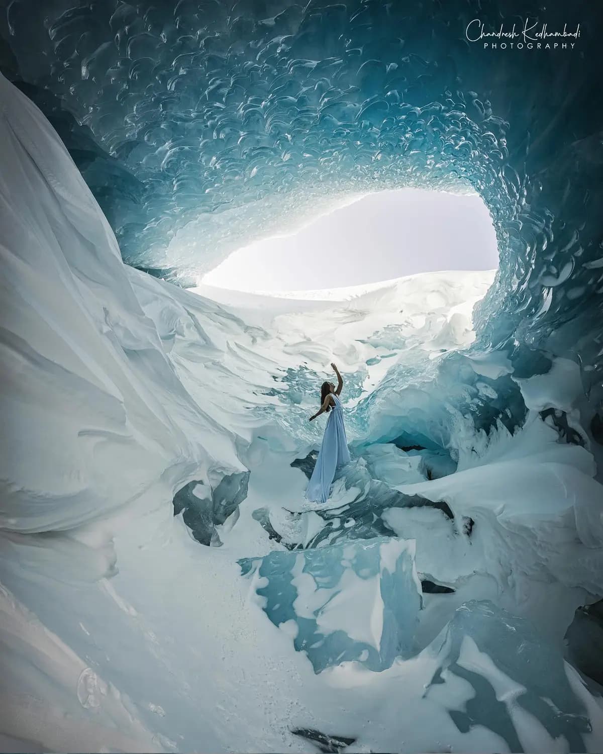 Kedhambadi se adentra en la región de los glaciares de Alberta junto con cuatro o cinco compañeros de escalada en hielo, quienes a veces llevan consigo ropa elegante para posar como modelos en las fotografías. (Cortesía de Chandresh Kedhambadi)