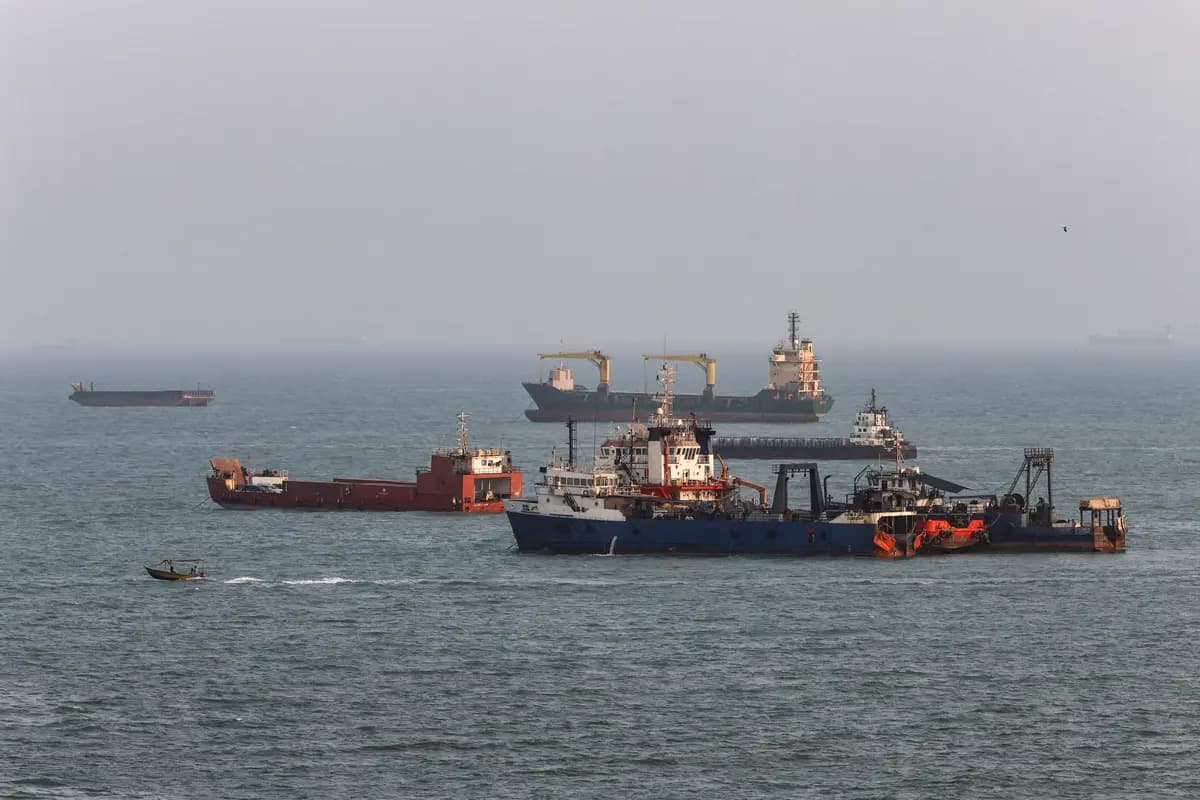<em>Buques anclados en el estrecho de Ormuz, frente a la costa de Bandar Abbas, Irán, el 10 de agosto de 2026. (Ali Saeedi/Getty Images).</em>