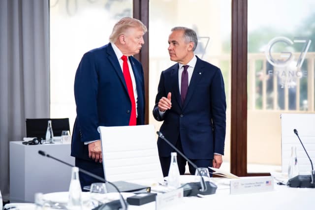 El primer ministro canadiense, Mark Carney, y el presidente de EE. UU., Donald Trump, hablan durante el almuerzo de trabajo del G7, en el marco de la cumbre del G7 celebrada en Évian-les-Bains, Francia, el 16 de junio de 2026. (The Canadian Press/Christopher Katsarov)