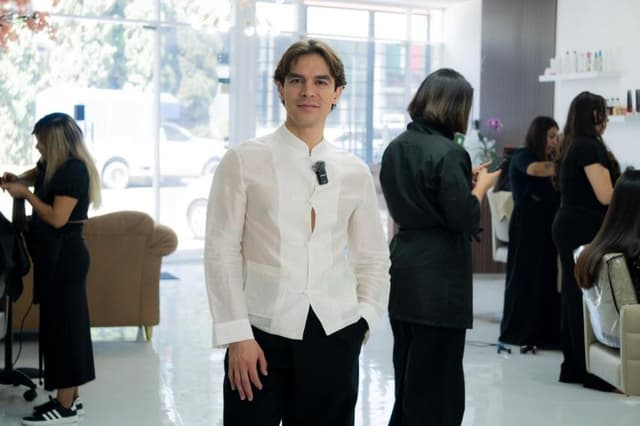 Kleyver Lizardi posa en un salón de belleza en Puebla, México. (Cortesía  : Kleyver Lizardi)