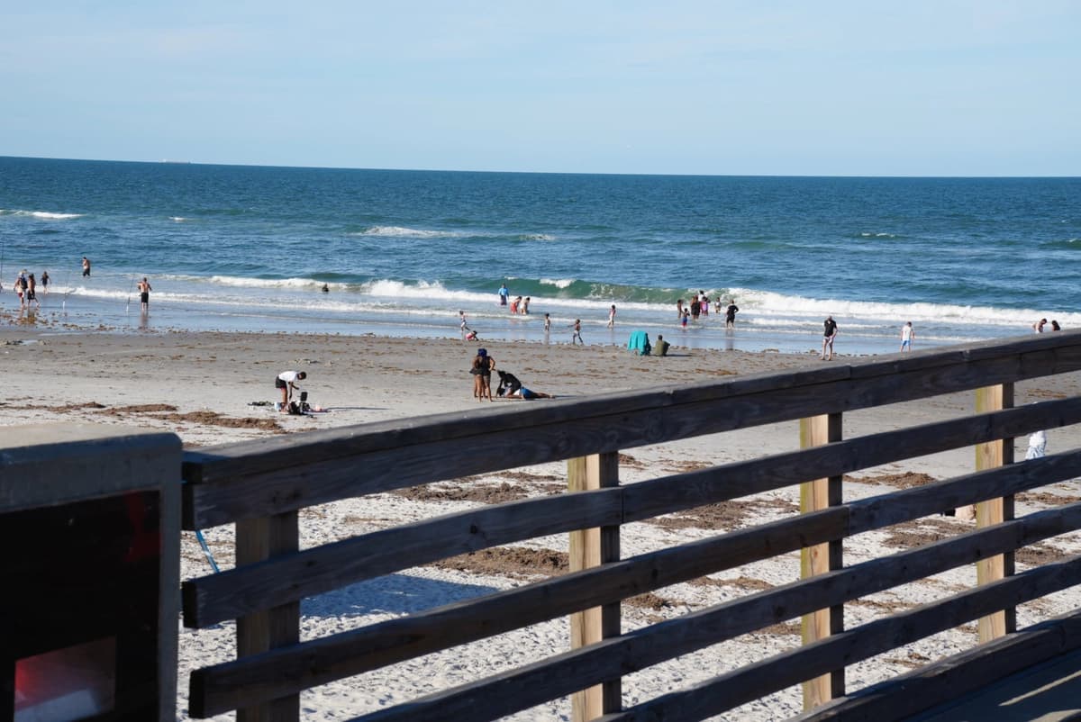 Se ve a personas en la playa de Jacksonville, Florida, el 6 de junio de 2026. (Troy Myers/Epoch Times)
