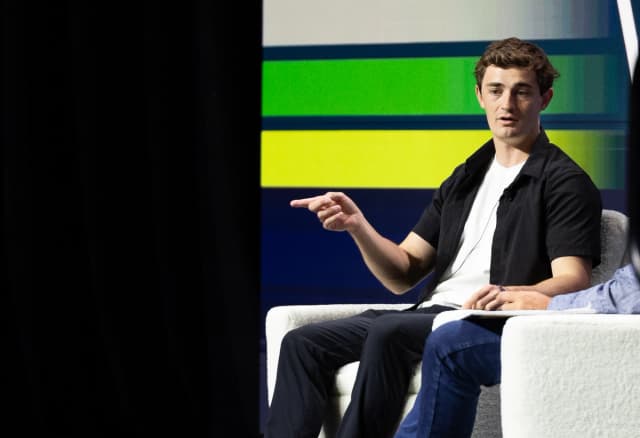 El periodista independiente Nick Shirley habla en Freedomfest en Las Vegas el 9 de julio de 2026. (John Fredricks/The Epoch Times)
