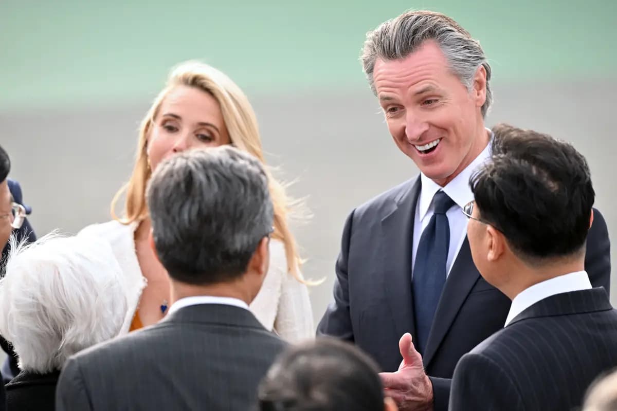El gobernador de California, Gavin Newsom, se reúne con funcionarios chinos en la pista de aterrizaje antes de la llegada del líder chino Xi Jinping al Aeropuerto Internacional de San Francisco el 14 de noviembre de 2023. (Frederic J. Brown/AFP vía Getty Images)