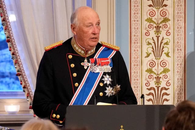 El rey Harald de Noruega habla durante una cena de gala en el Palacio con motivo de la visita de Estado de la pareja presidencial de Islandia, en Oslo, Noruega, el 8 de abril de 2025. (Fredrik Varfjell/NTB/Reuters)