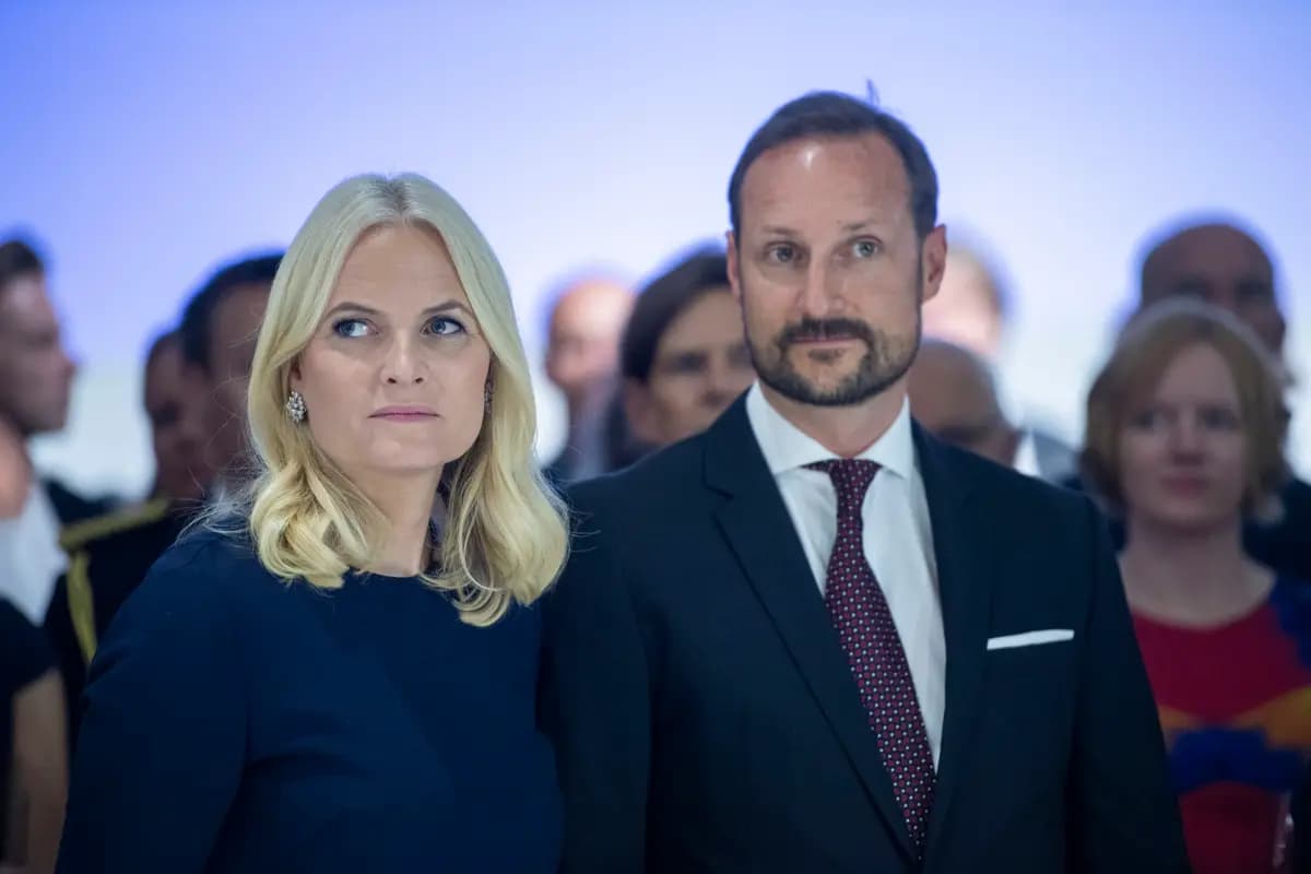 El príncipe heredero Haakon (derecha) y la princesa heredera Mette-Marit (izquierda) de Noruega visitan una exposición en Fráncfort, Alemania, el 15 de octubre de 2019. (Thomas Lohnes/Getty Images)