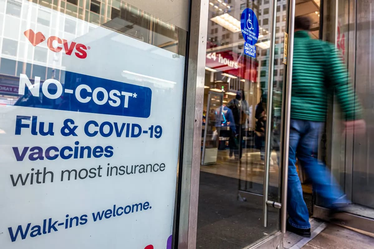 Un letrero en una farmacia promociona la vacuna contra COVID-19 mientras el país conmemora el quinto aniversario de la pandemia de COVID-19 en la ciudad de Nueva York el 11 de marzo de 2025. (Spencer Platt/Getty Images)
