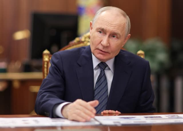 El presidente ruso, Vladimir Putin, se reúne con el ministro de Industria y Comercio de Rusia (fuera de cuadro) en Moscú el 26 de agosto de 2026. (Mikhail Metzel/Pool/AFP vía Getty Images)