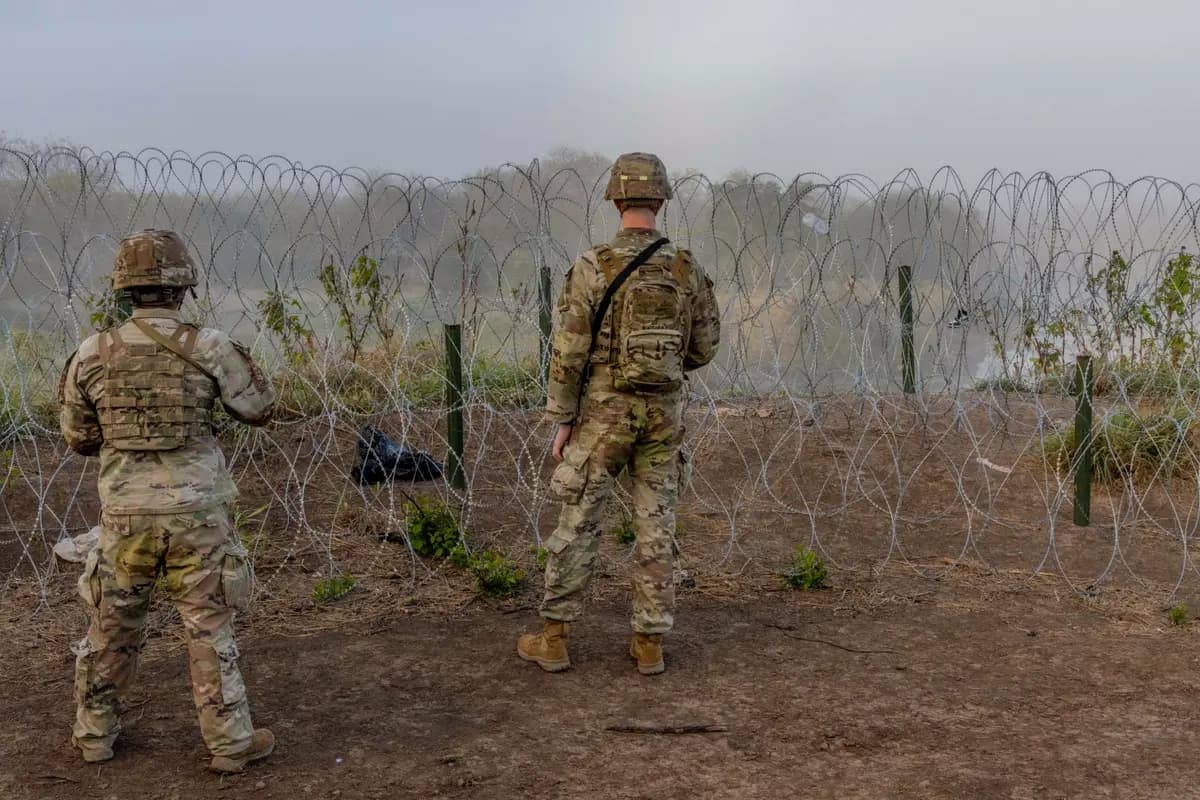 Soldados estadounidenses vigilan un punto de cruce fronterizo conocido a lo largo del río Grande en Brownsville, Texas, el 25 de febrero de 2025. (Sargento de primera clase Andrew Sveen/Ejército de EE. UU.)