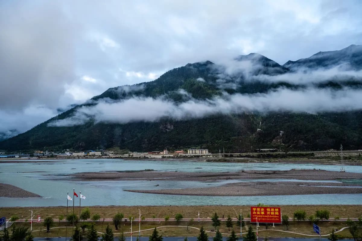 <em>El río Yarlung Tsangpo en Linzhi, Tíbet, el 4 de junio de 2021. (Kevin Frayer/Getty Images).</em>