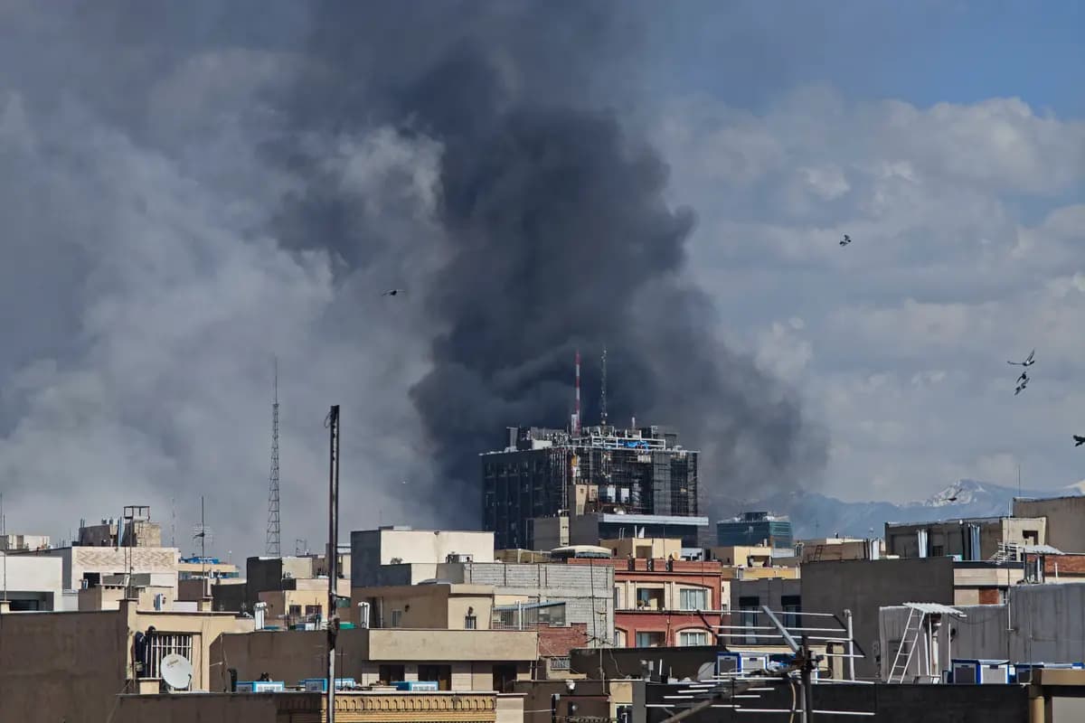 <em>El humo se eleva sobre el horizonte tras las explosiones ocurridas en Teherán el 1 de marzo de 2026. (Majid Saeedi/Getty Images).</em>
