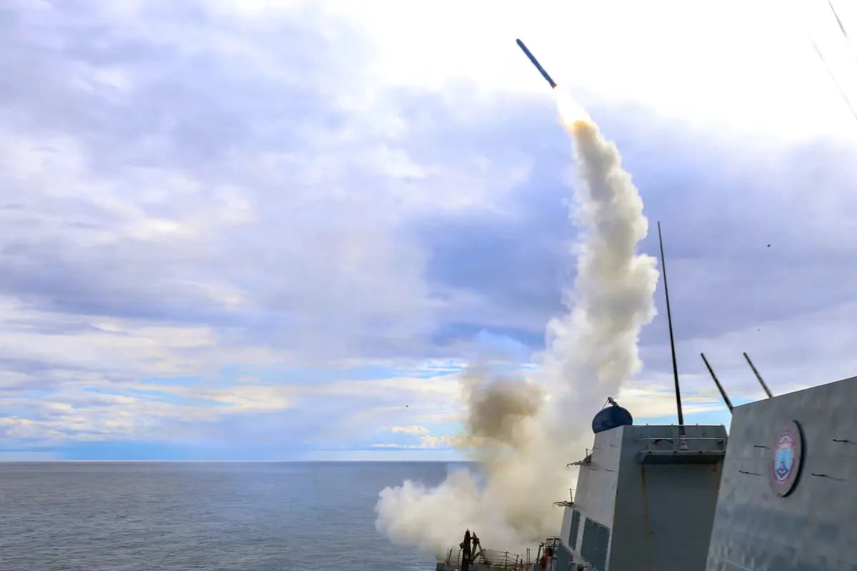 <em>El destructor USS Thomas Hudner dispara un misil Tomahawk de ataque terrestre en apoyo de la Operación Epic Fury el 1 de marzo de 2026. (Foto de la Armada de los EE. UU.).</em>