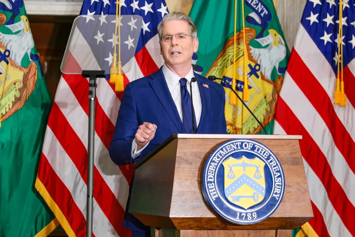 <em>El secretario del Tesoro, Scott Bessent, anuncia nuevas sanciones contra Irán, describiéndolas como "un día D económico", en Washington el 24 de agosto de 2026. (Chip Somodevilla/Getty Images).</em>