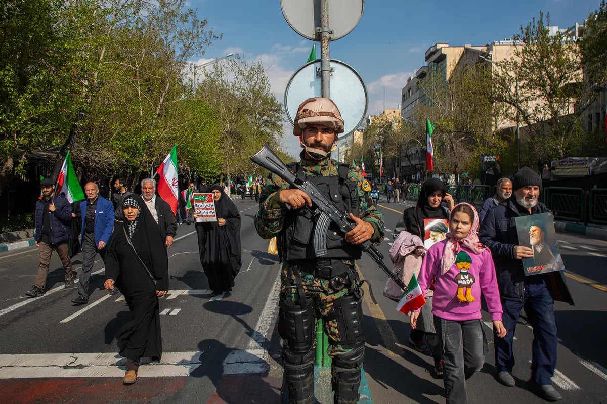 <em>Un miembro de los servicios de seguridad iraníes monta guardia durante la procesión fúnebre del jefe de la Armada de la Guardia Revolucionaria Islámica, Alireza Tangsiri, en Teherán, el 1 de abril de 2026. (Majid Saeedi/Getty Images).</em>