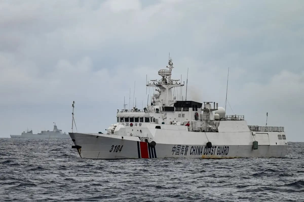 Se observa un barco de la Guardia Costera de China (a la derecha) y una embarcación de la Guardia Costera de Filipinas desde el BRP Cabra de Filipinas durante una misión de abastecimiento en aguas en disputa del Mar de China del Sur el 26 de agosto de 2024. (Jam Sta Rosa/AFP vía Getty Images).