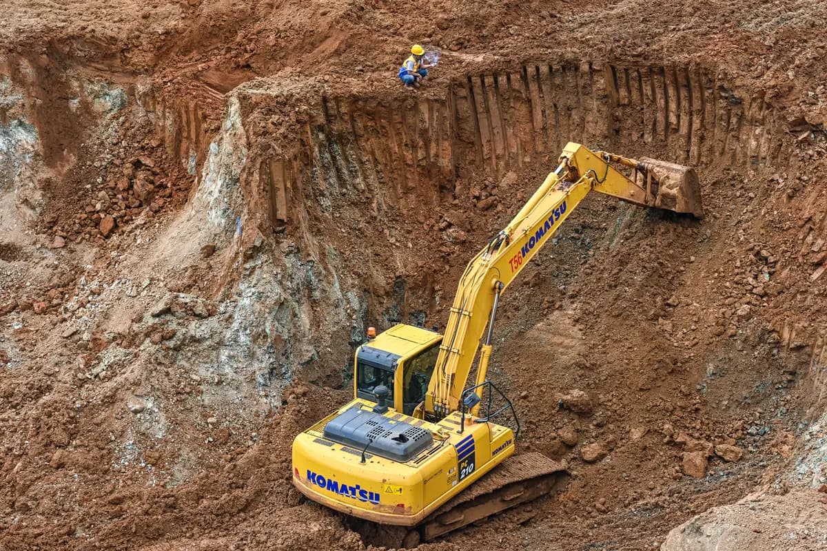 Los trabajadores utilizan excavadoras durante una exploración en busca de mineral de níquel, un componente fundamental en las baterías de los vehículos eléctricos, en la isla de Wawonii, en el sureste de Sulawesi, Indonesia. (Adek Berry/AFP vía Getty Images).