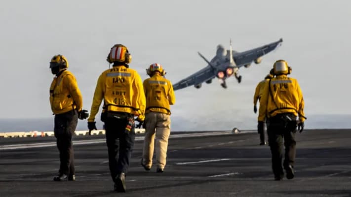 Un F/A-18E Super Hornet despega de la cubierta de vuelo del portaaviones USS Abraham Lincoln durante la Operación Furia Épica el 1 de abril de 2026. (Foto de la Marina de los EE. UU.)