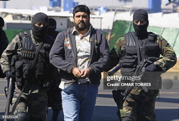 <em>Fotografía del 21 de enero de 2007 en la Ciudad de México que muestra a Alfredo Beltrán Leyva (centro), presunto narcotraficante, mientras era presentado ante los medios por miembros del Ejército mexicano tras ser capturado en Culiacán, Sinaloa. (Omar Torres / AFP vía Getty Images)</em>