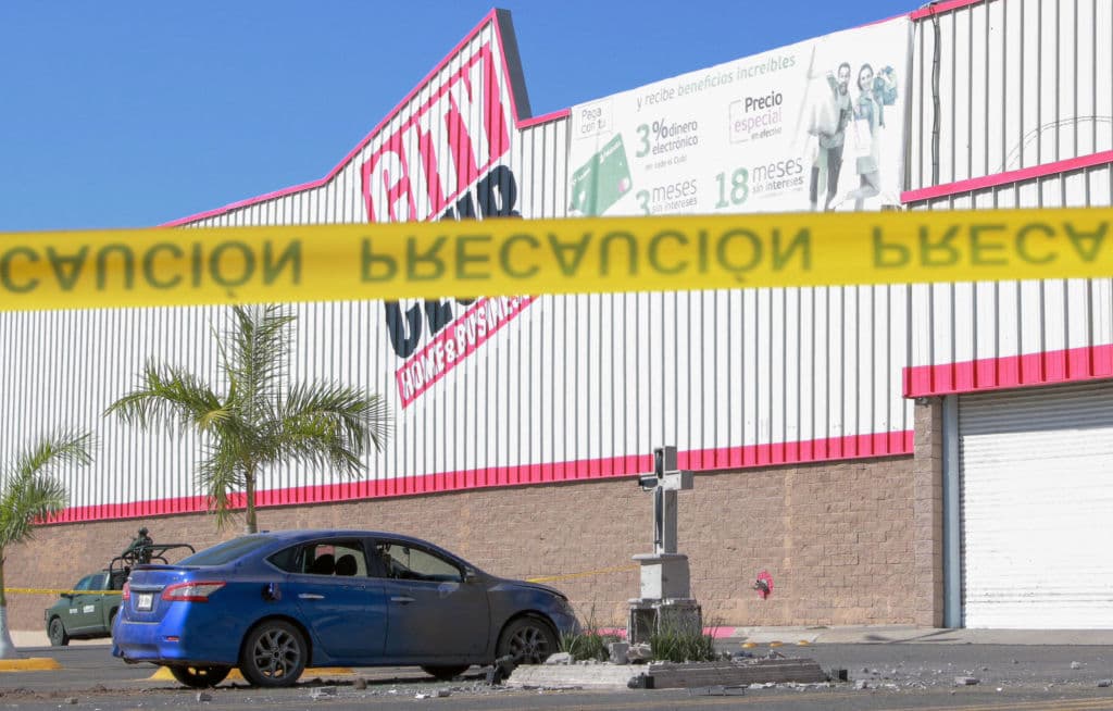 <em>Vista de un automóvil acribillado junto al monumento dañado dedicado a Édgar Guzmán López, hijo del Chapo, asesinado en 2008, tras una explosión en el estacionamiento de un supermercado en Culiacán, Sinaloa, México, el 23 de enero de 2025. (Iván Medina / AFP vía Getty Images)</em>